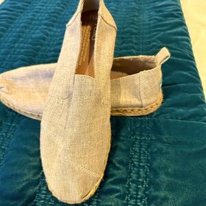 Toms slip on